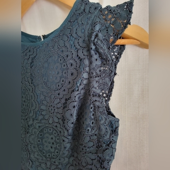 LOFT scoopneck sleevess ruffled lace dress - Picture 4 of 12